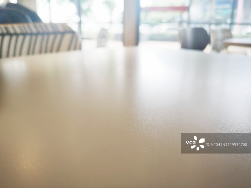 模糊背景上的空木桌图片素材