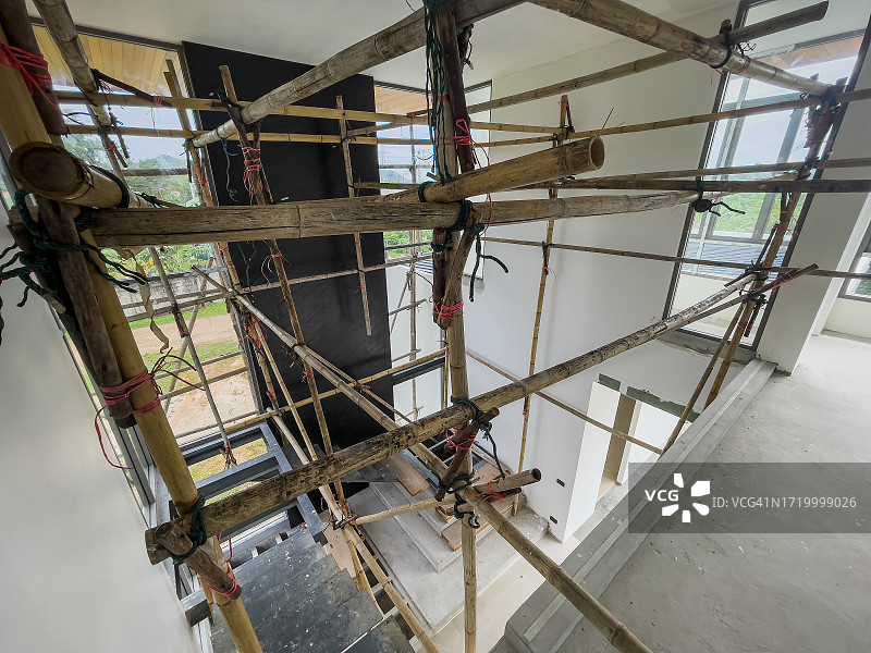 未完工的房屋中搭建的竹制脚手架图片素材