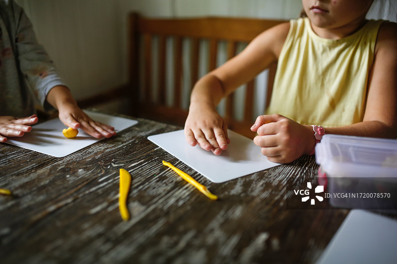 兄妹在家制作黏土图片素材