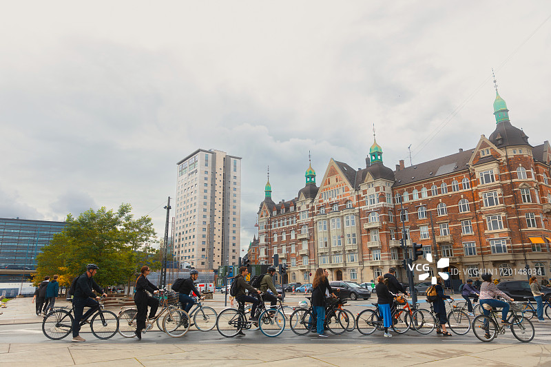 哥本哈根骑自行车的通勤人群图片素材