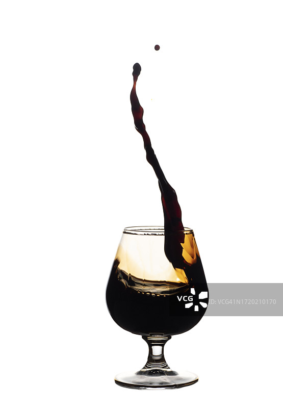 白色背景下带有小阴影的利口酒杯图片素材