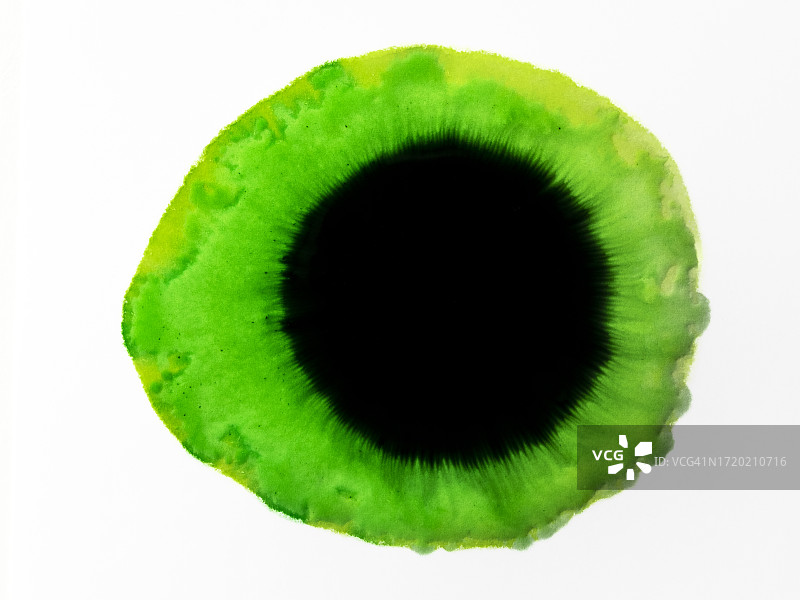 一滴绿色浮雕漆滑落在白色画布上。图片素材