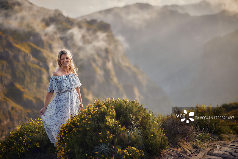 在山上享受的女人图片素材