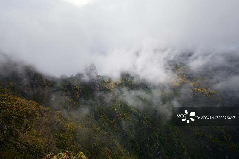 雾中山脉图片素材