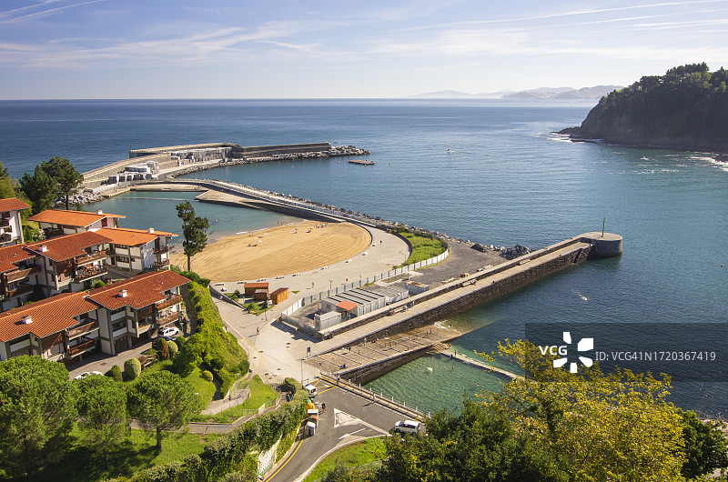 西班牙巴斯克地区吉普斯夸省穆特里库渔村及天然海水池图片素材