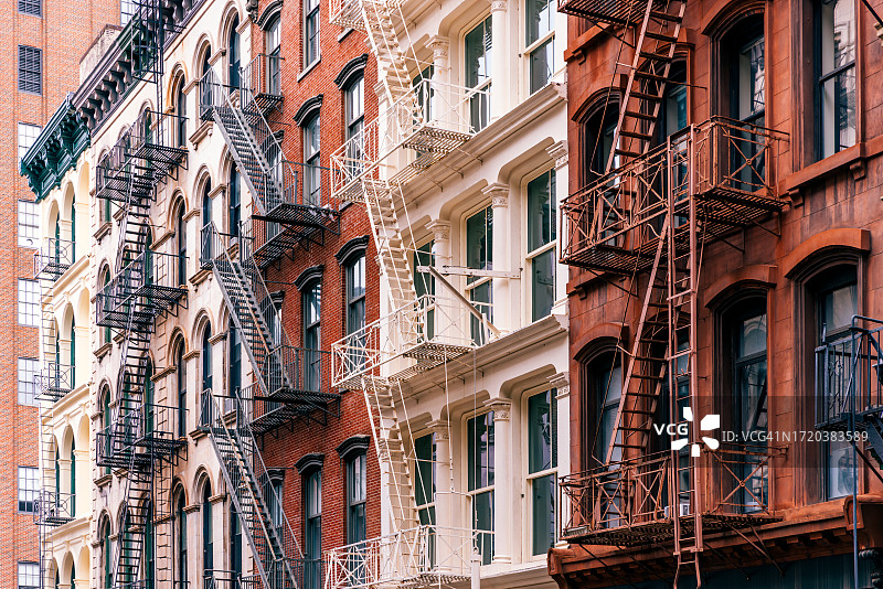 美国纽约市建筑上的防火梯图片素材