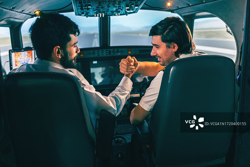 学习驾驶飞机的学生飞行员图片素材