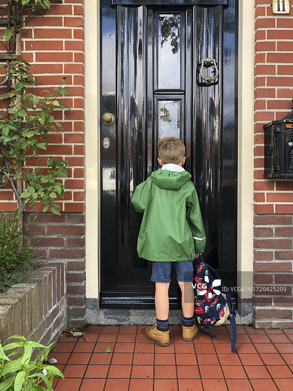 在门口等待的男孩图片素材