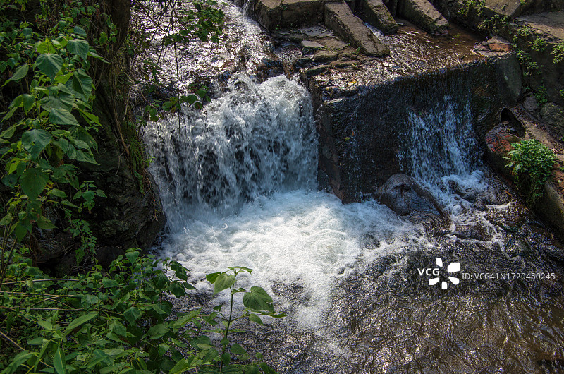 马格达莱纳河上的溢洪道，位于墨西哥城La Cañada自然公园，墨西哥图片素材