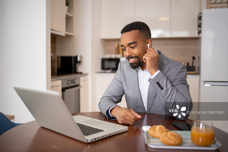 男人使用笔记本电脑工作图片素材