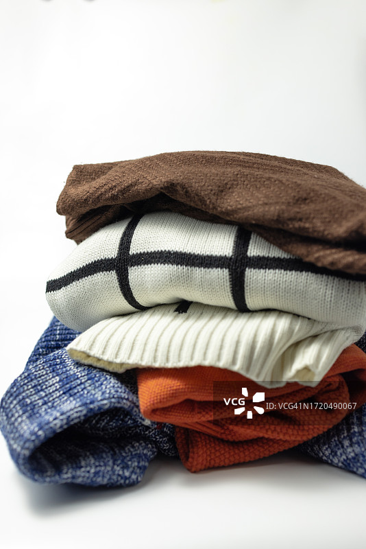 白色背景上的一堆毛衣图片素材