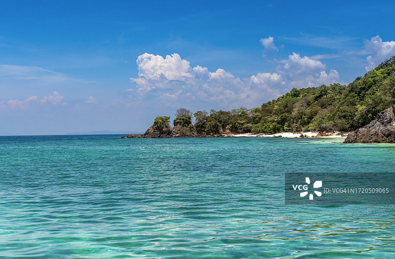 泰国丽贝岛附近小岛的风景图片素材