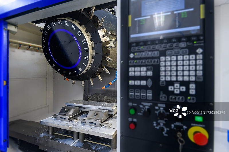 自动化数控钻孔和攻丝车床图片素材