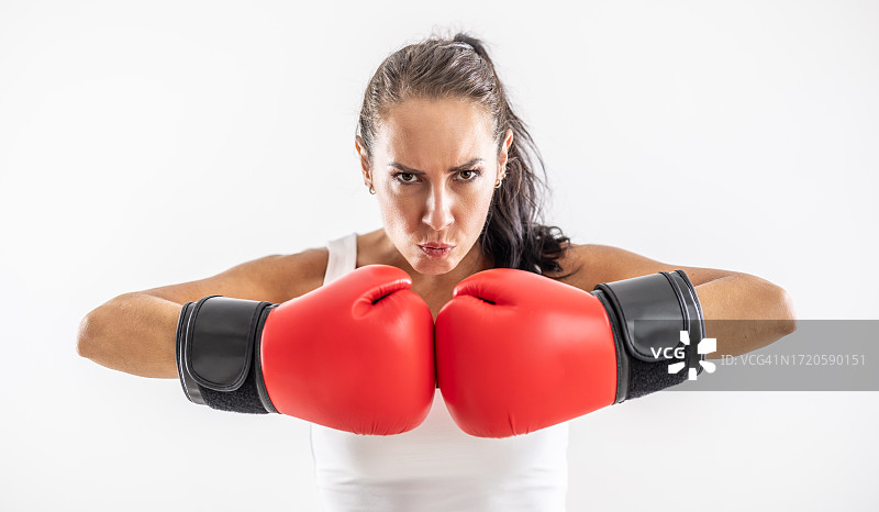 决心为女性权利而战的女人，用眼神和拳击手套表达图片素材