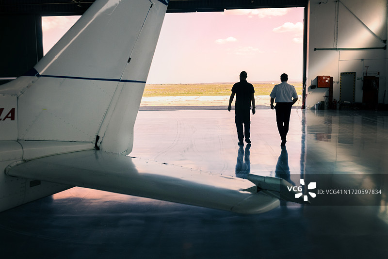 飞机机械师和飞行员在起飞前检查飞机图片素材