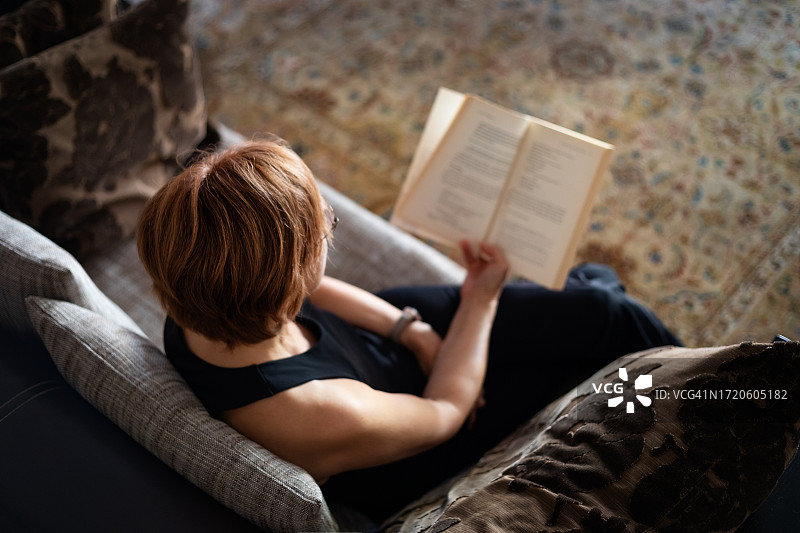 正在读书的女人图片素材