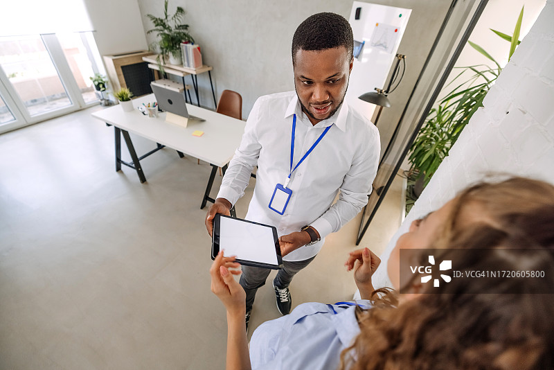 看，这个App为你完成所有工作图片素材