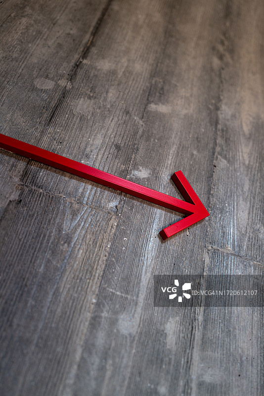 混凝土墙上的红色箭头符号图片素材