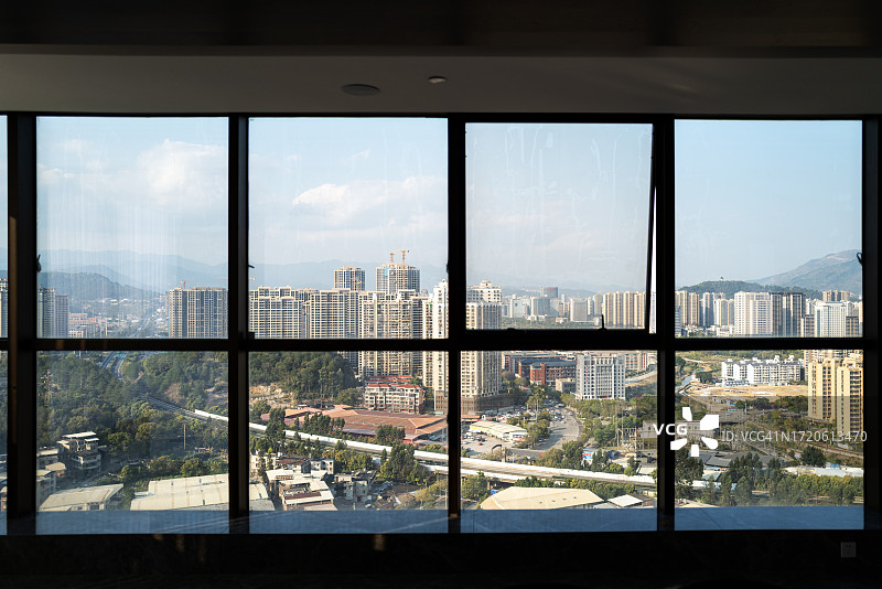 窗外的城市图片素材