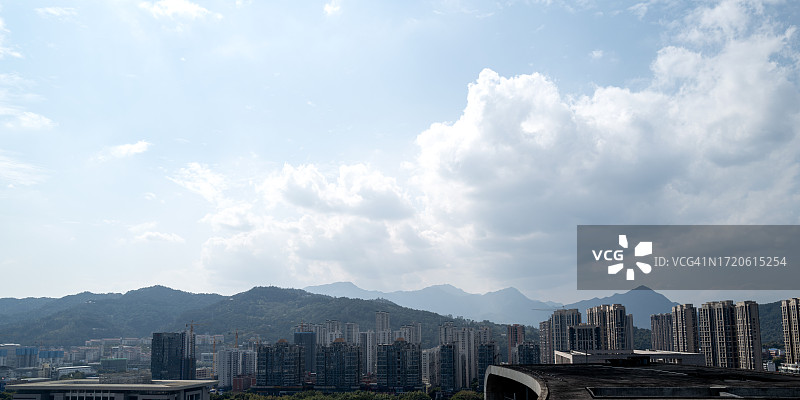 现代城市天际线的云彩图片素材