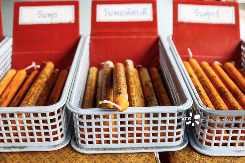 在泰国佛教寺庙点燃祈祷蜡烛图片素材