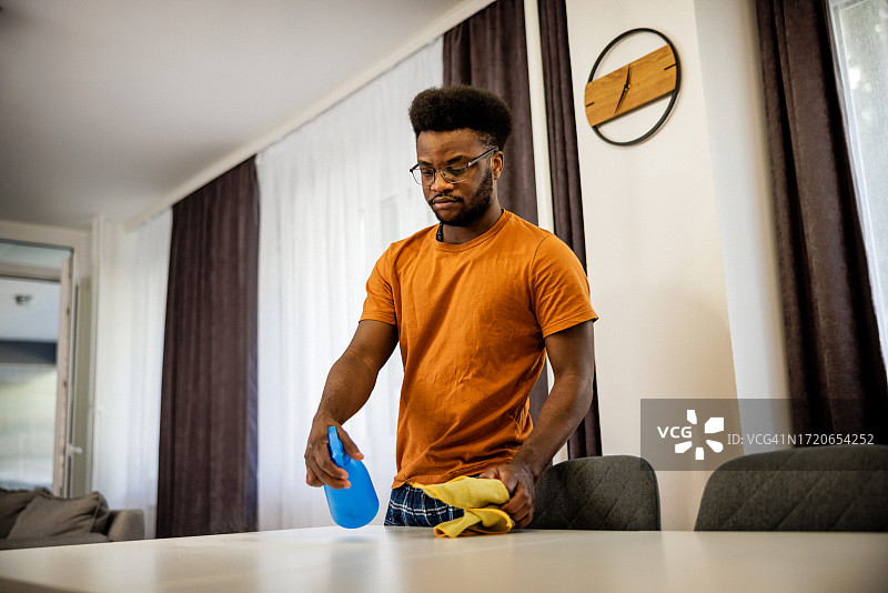 年轻男人打扫卫生图片素材