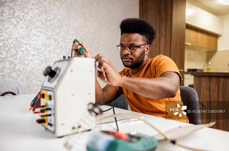 男人在家制作新的DIY项目图片素材