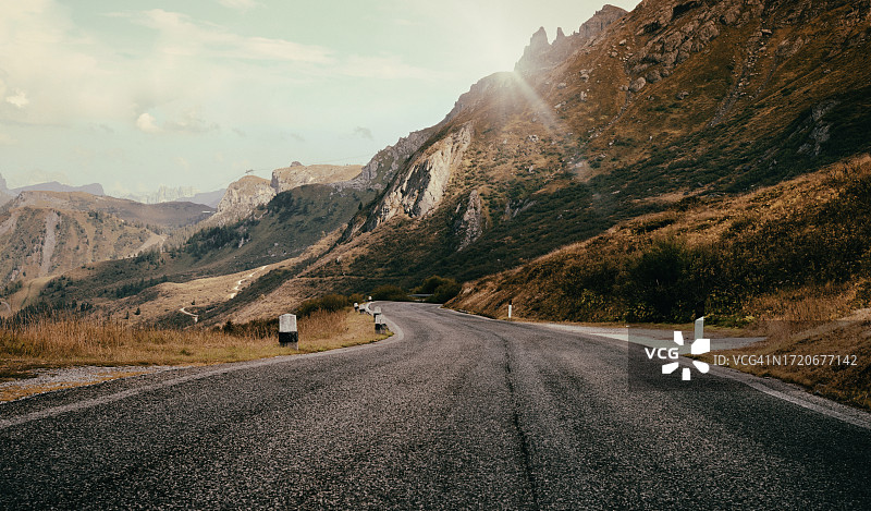 黎明时分的蜿蜒道路图片素材