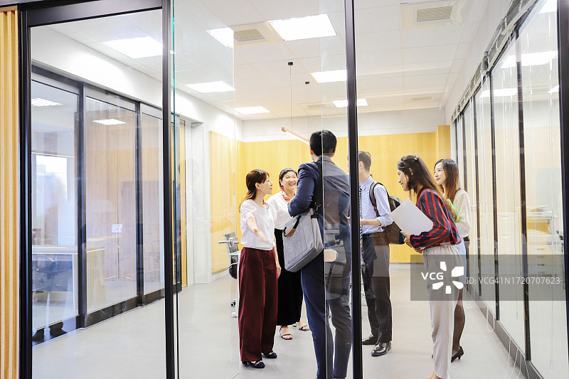 一群企业家在会议室成功签署合同图片素材