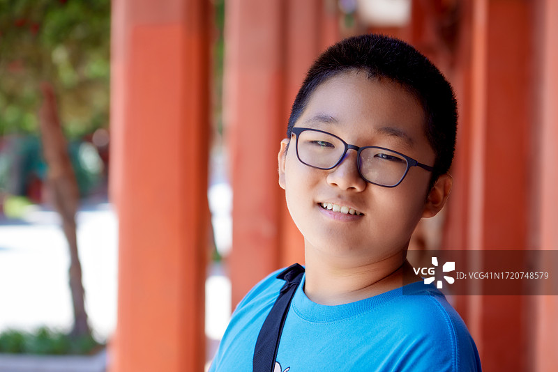 在古色古香的中国建筑前微笑的亚洲少女图片素材