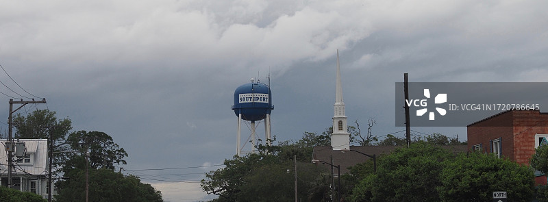 小镇天际线与乌云图片素材