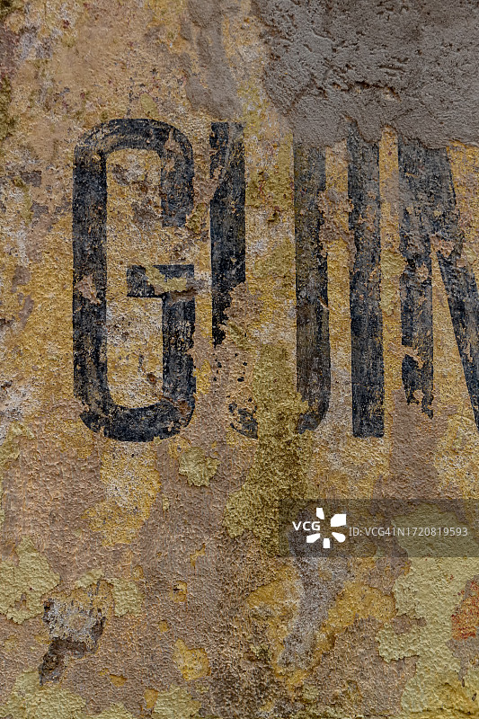 墙上磨损的彩绘字母图片素材