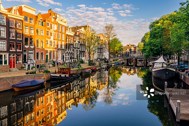 荷兰阿姆斯特丹约旦区运河沿岸的传统荷兰房屋图片素材