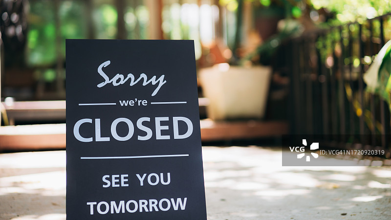 透过玻璃门的标牌近景图片素材