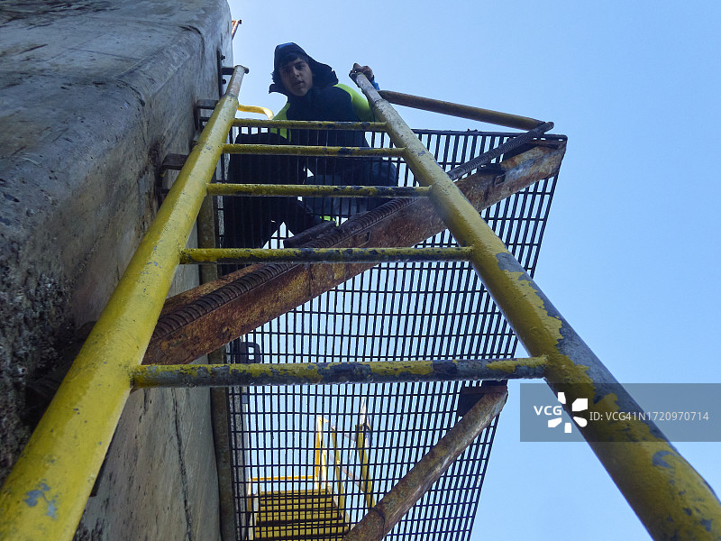抬头看梯子的潜水员图片素材