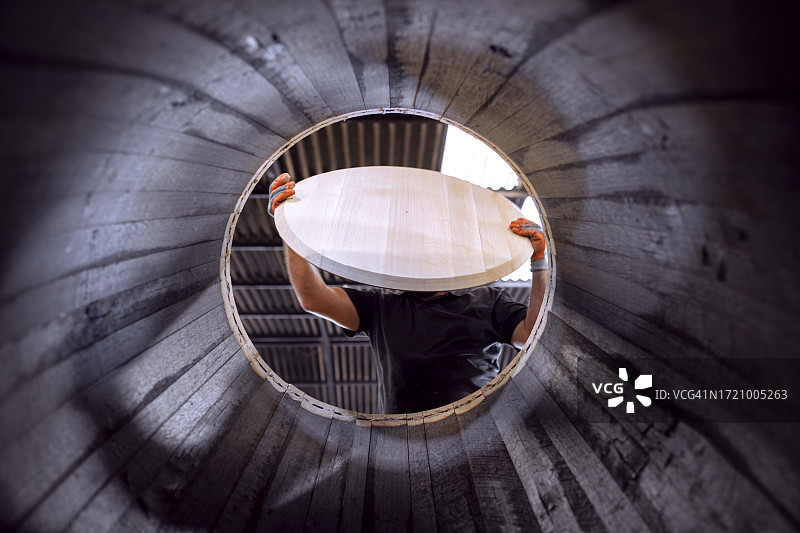 赫雷斯制桶厂的制桶大师正在封盖酒桶图片素材