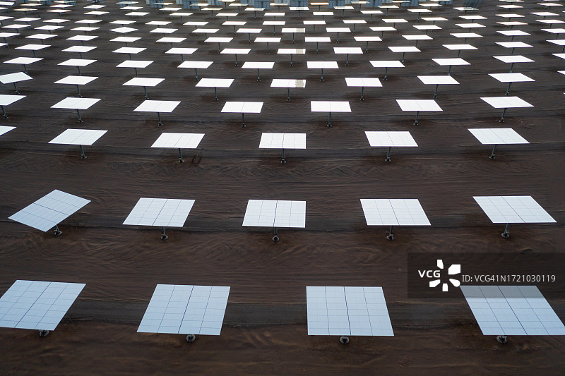 日落时具有光效的太阳能镜图片素材