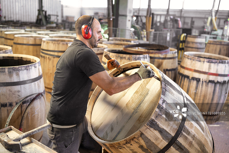 赫雷斯的桶匠正在封桶图片素材
