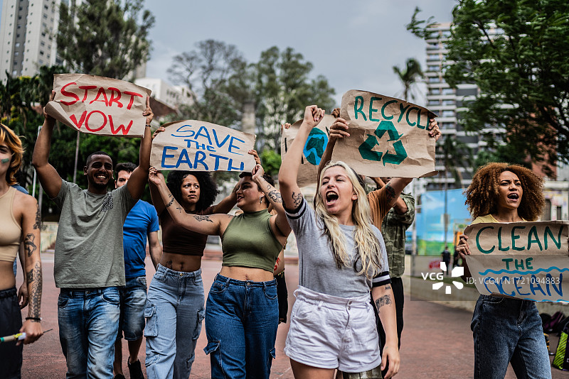 环保主义者在城市街道抗议图片素材
