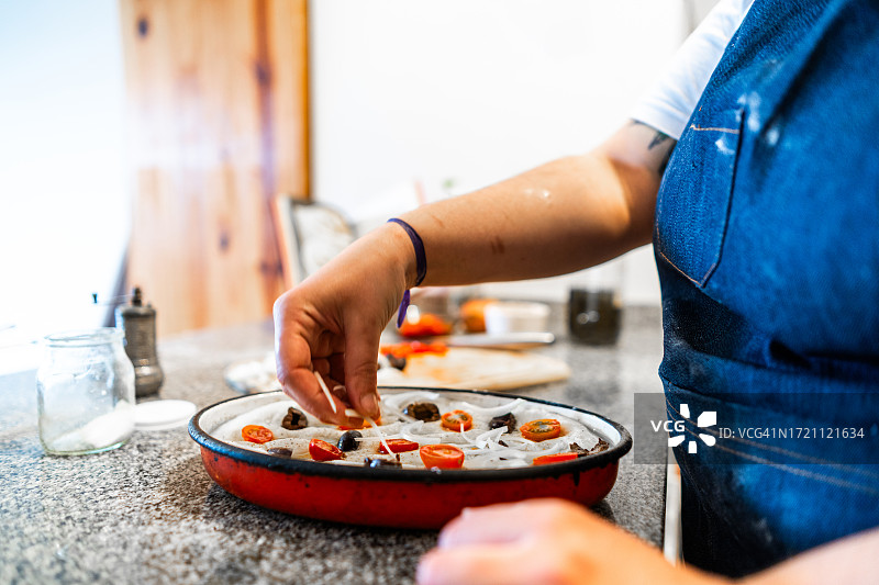 厨房里女人制作披萨特写图片素材
