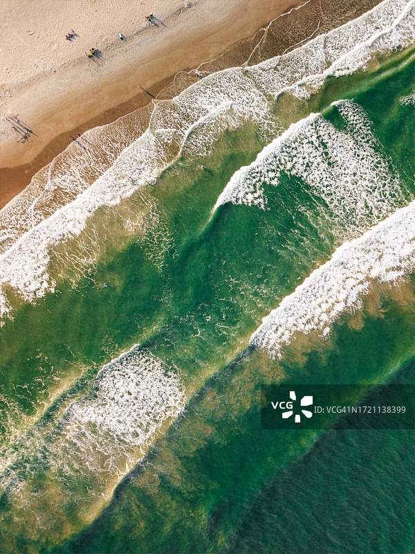 海滩顶视图抽象波浪和沙滩-钱德勒公园海滩-可可海滩-佛罗里达海滩-卡纳维拉尔角-顶视图图片素材