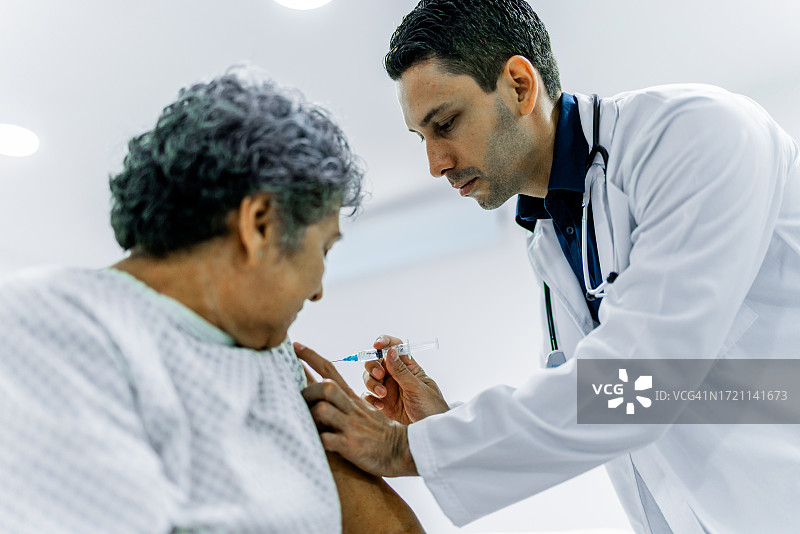 医生在医院为老年女患者注射图片素材