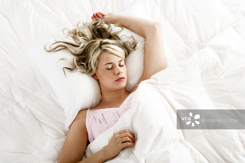 年轻女人睡觉图片素材