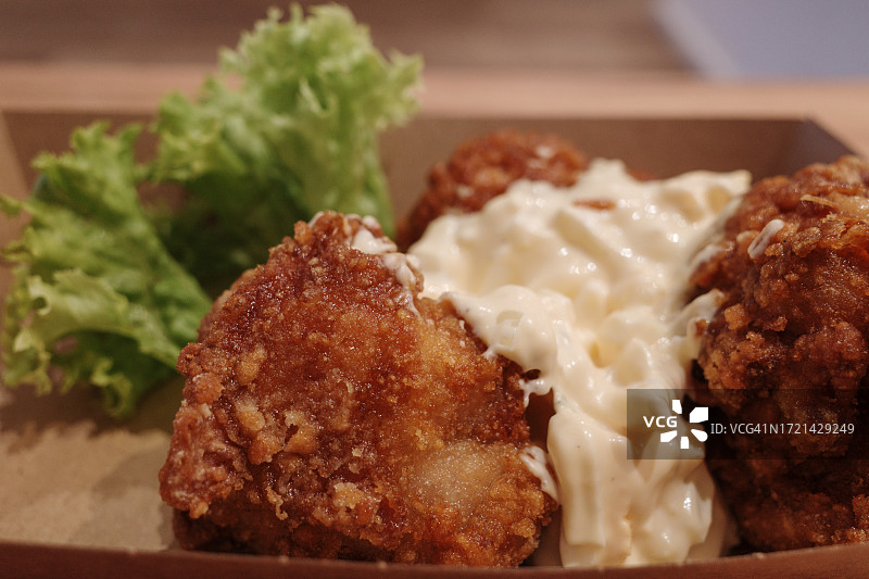 日式炸鸡饭，配米饭、鸡蛋和蛋黄酱沙拉图片素材