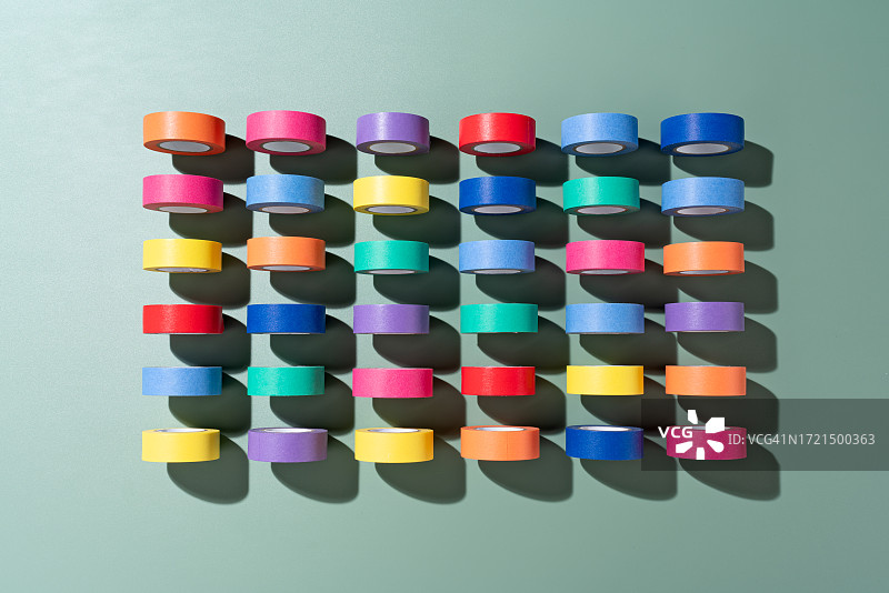 绿色背景上的彩色胶带图片素材