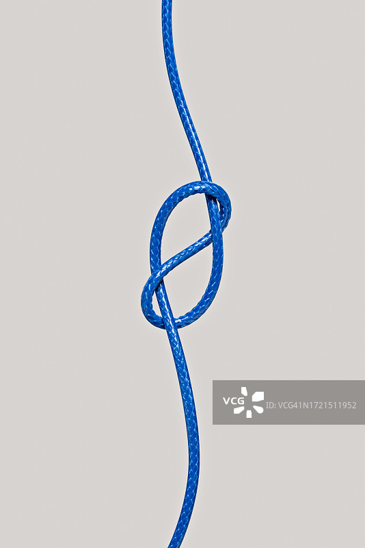 用蓝色绳索绑扎的数字8结图片素材