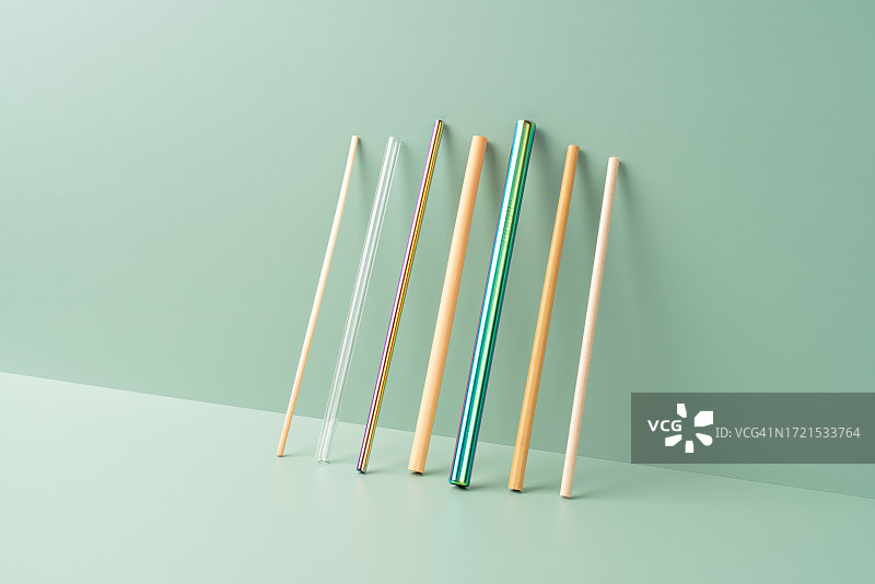 绿色背景上的无塑料饮用吸管合集图片素材