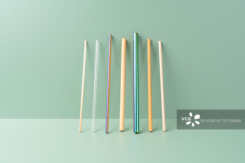绿色背景上的无塑料饮用吸管合集图片素材