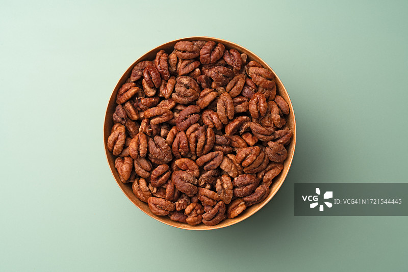 山核桃，木碗里的小核桃图片素材