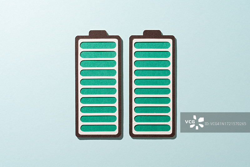 一对充满电的绿色电池纸工艺品图片素材